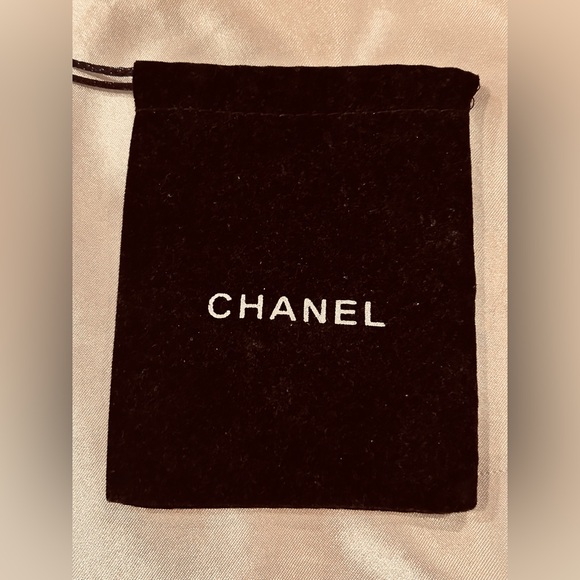 Authentic CHANEL velvet drawstring pouch - Picture 2 of 2